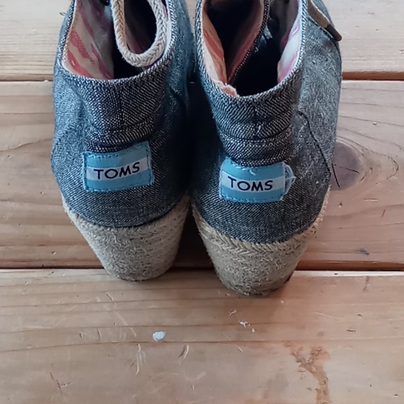 Toms - Picture 2 of 7